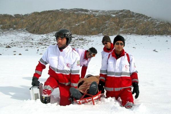 خبرنگاران پیاده روی 15 کیلومتری امدادگران گیلانی در برف برای نجات یک بیمار