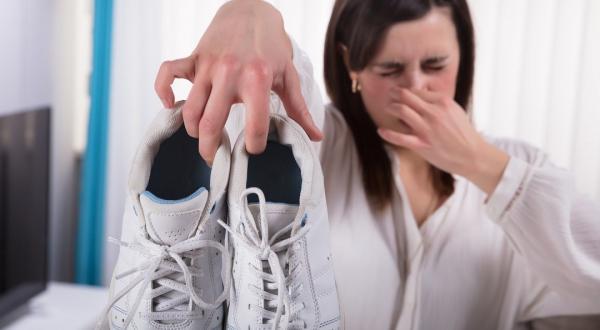13 روش سریع برای از بین بردن بوی بد کفش
