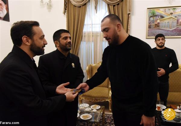 اهدای مدال طلای قهرمان جهان به آستان قدس رضوی اهدای مدال طلای قهرمان دنیا به آستان قدس رضوی